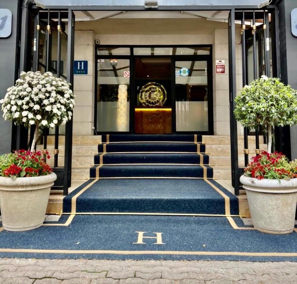 Hotel Suites Feria De Madrid Exterior photo