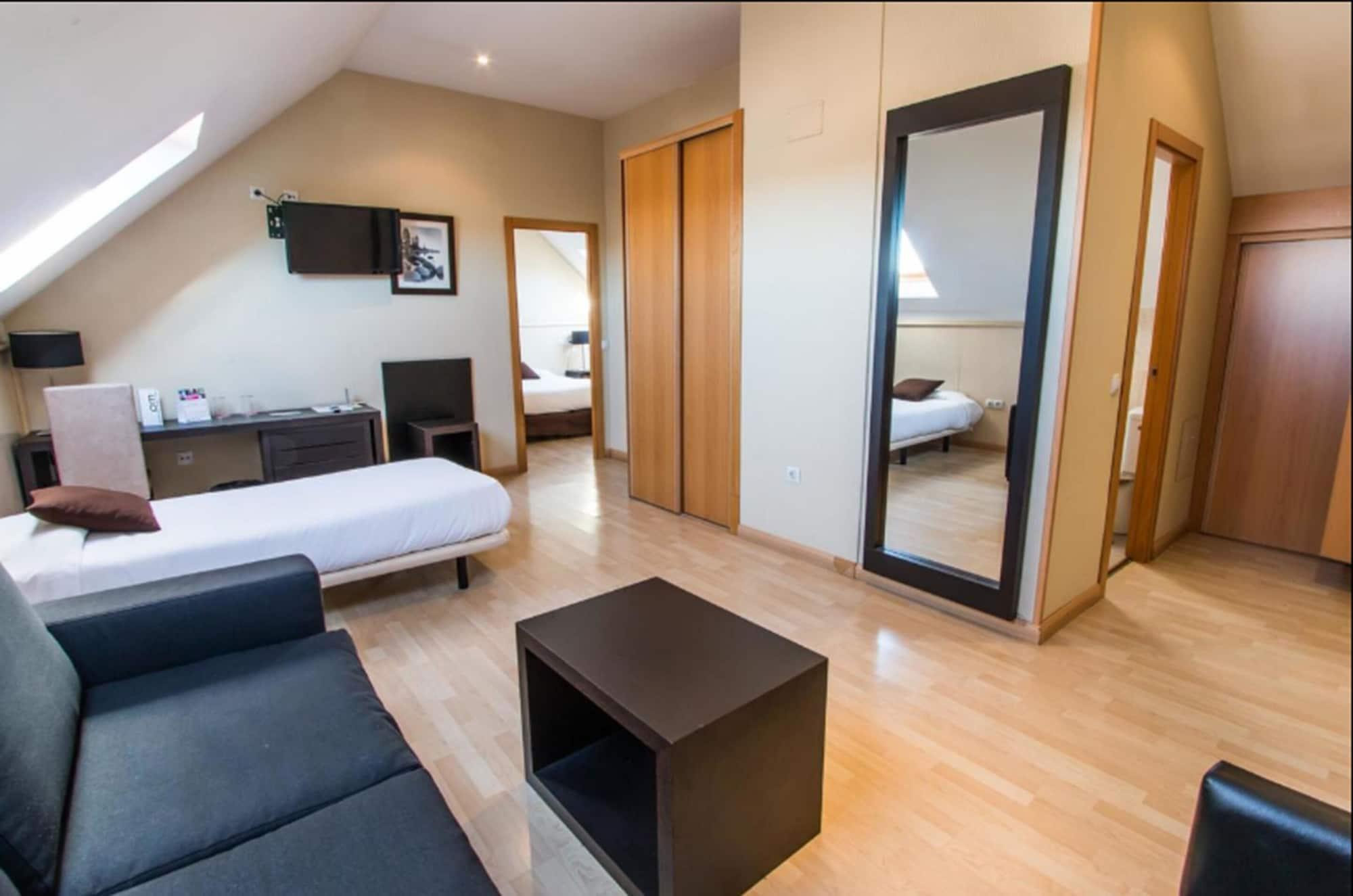 Hotel Suites Feria De Madrid Exterior photo