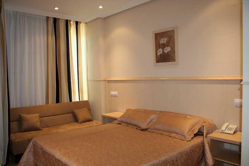 Hotel Suites Feria De Madrid Room photo