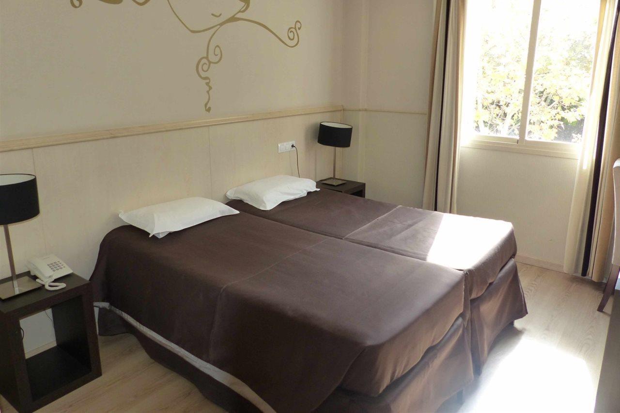Hotel Suites Feria De Madrid Exterior photo