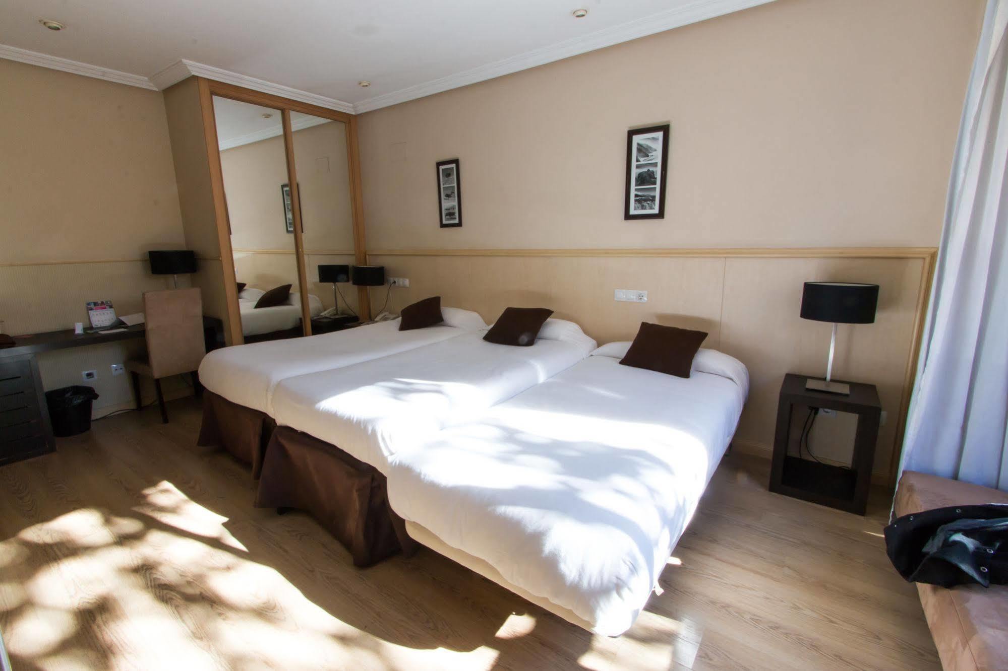 Hotel Suites Feria De Madrid Exterior photo
