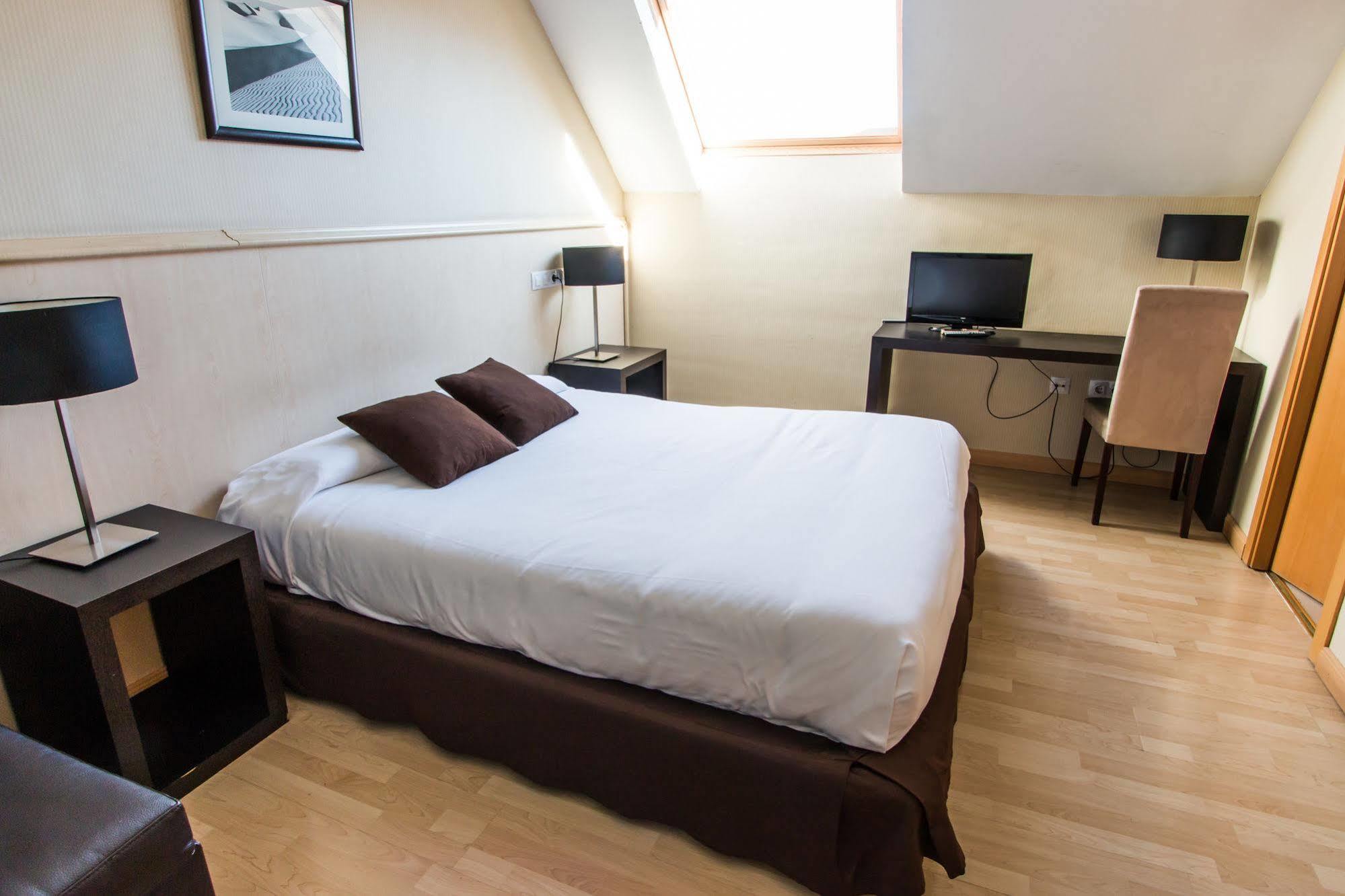 Hotel Suites Feria De Madrid Exterior photo