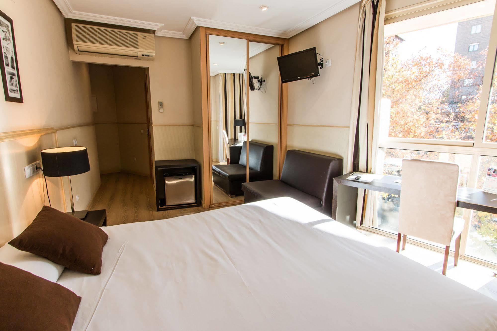 Hotel Suites Feria De Madrid Exterior photo
