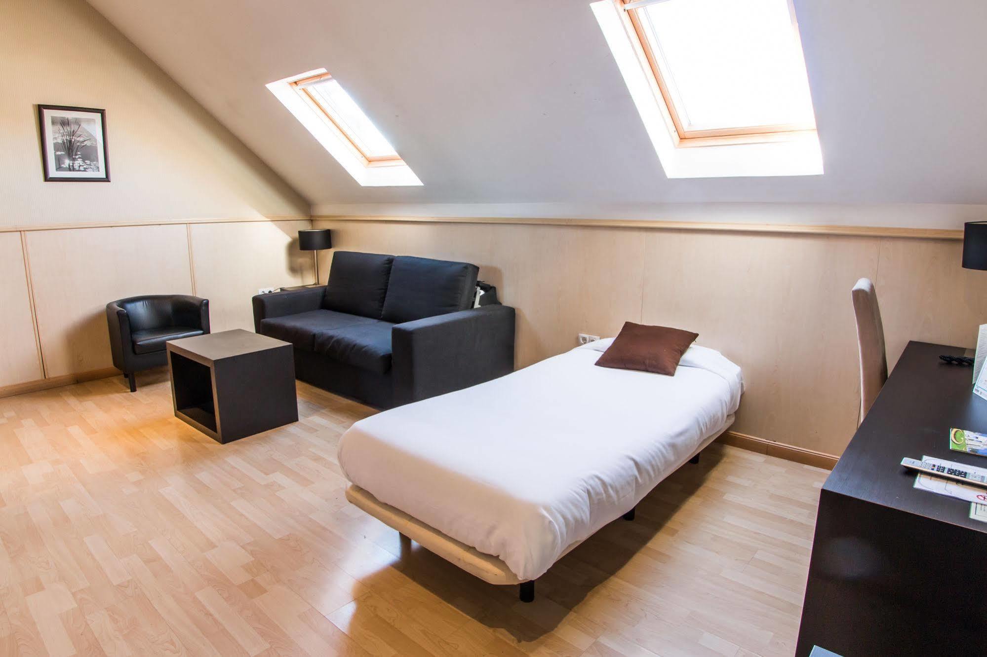 Hotel Suites Feria De Madrid Exterior photo