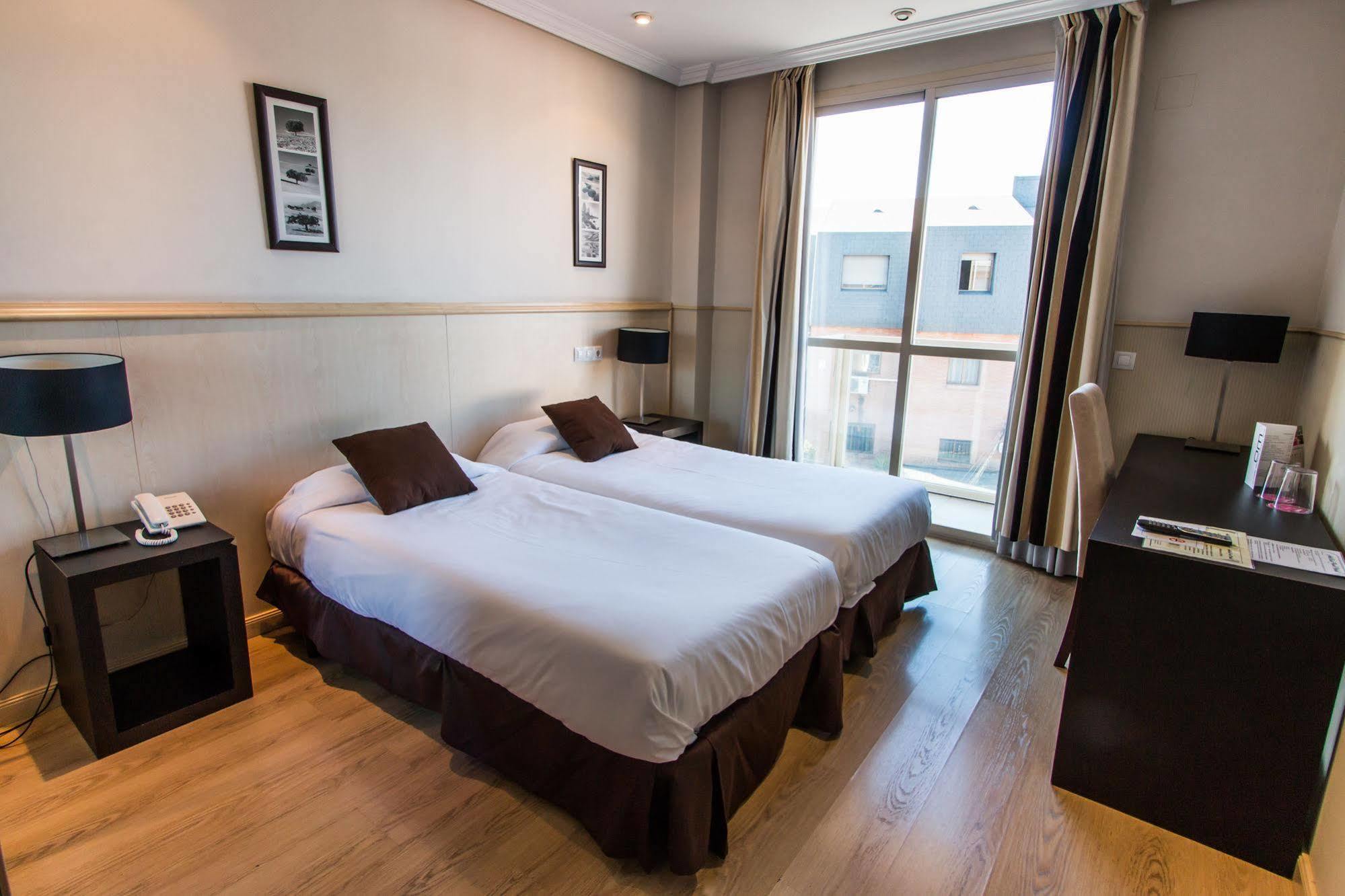Hotel Suites Feria De Madrid Exterior photo